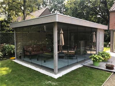 overdekt terras met glaswand